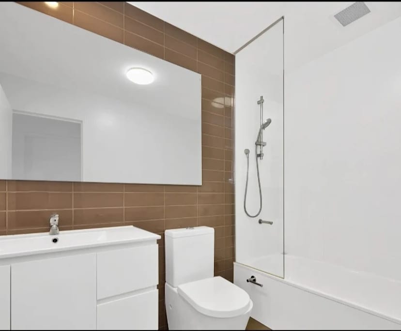 Unfurnished room with ensuite in a flatshare