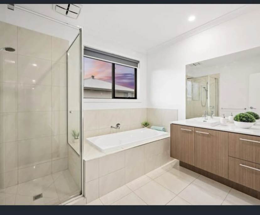 $700, Whole-property, 4 bathrooms, Fraser Rise VIC 3336
