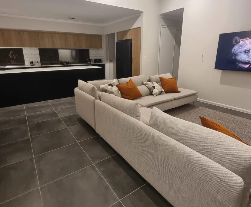 Room for Rent in Bentley Park, Cairns 200, Furnis...