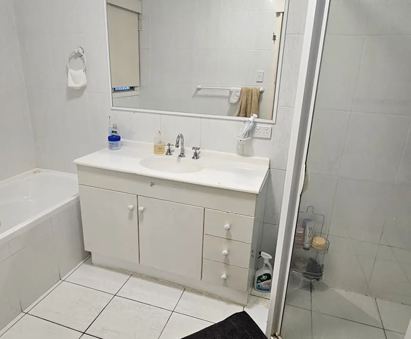 $380, Share-house, 3 bathrooms, Broadbeach Waters QLD 4218