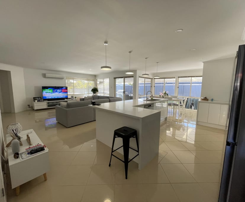 $320, Homestay, 4 bathrooms, Molendinar QLD 4214