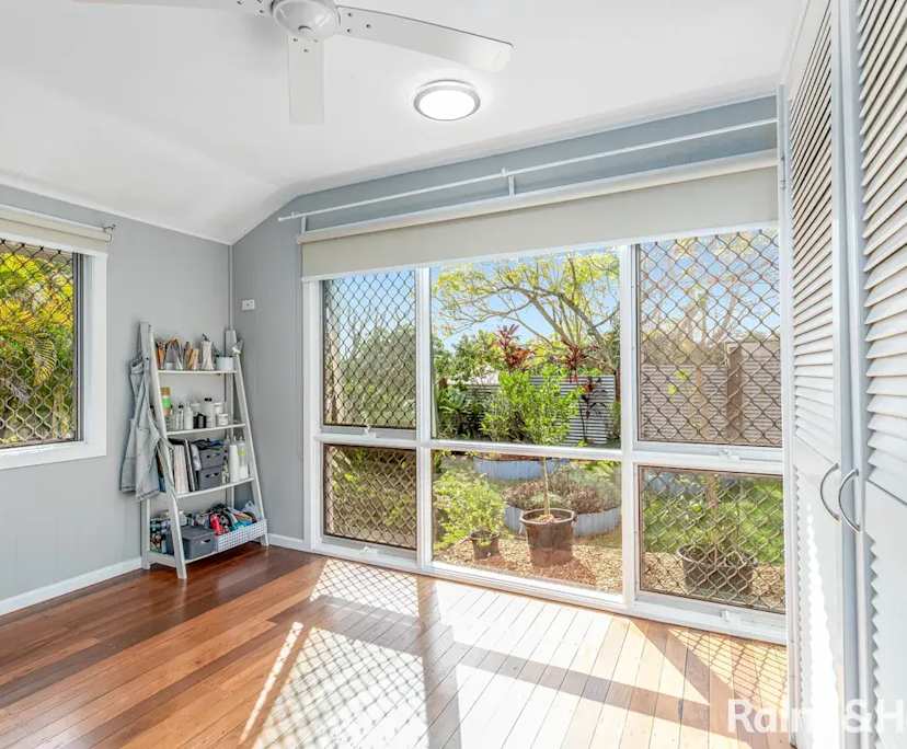 Room in a share house