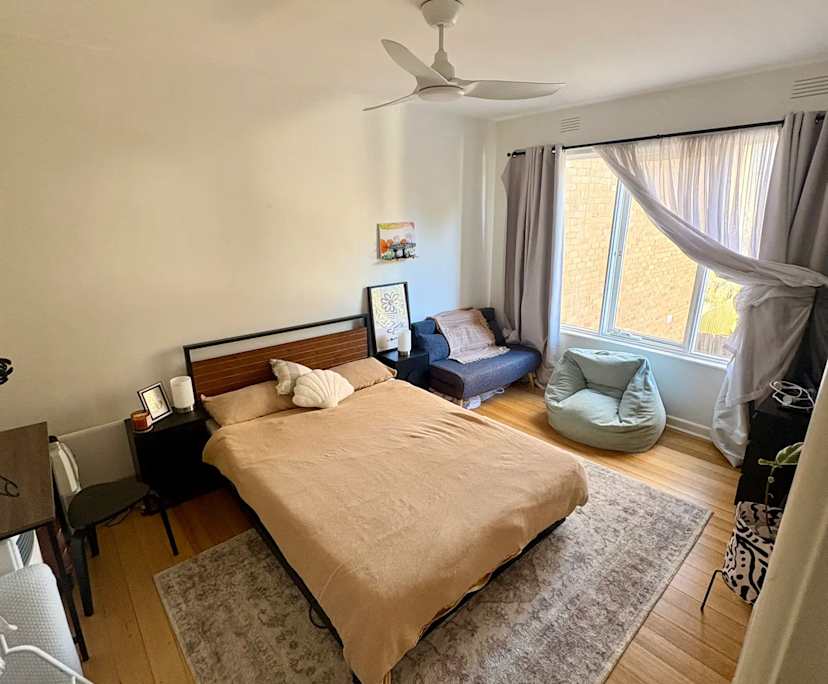 Furnished room in a flatshare