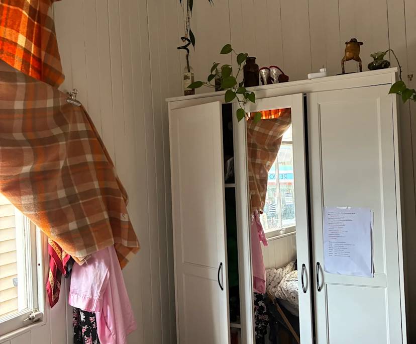 Room in a share house