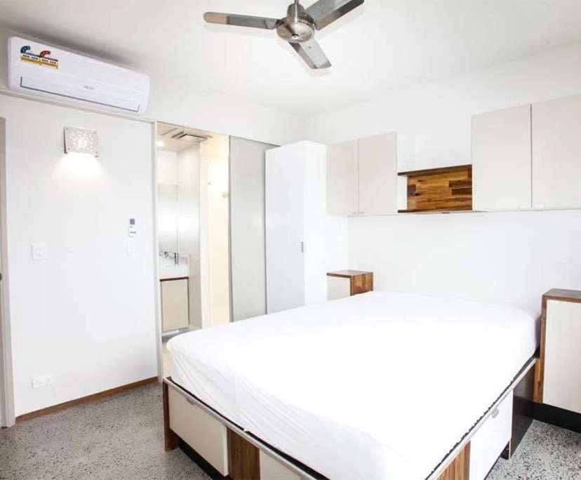 Furnished room with ensuite in a flatshare