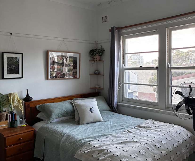 Furnished room in a flatshare