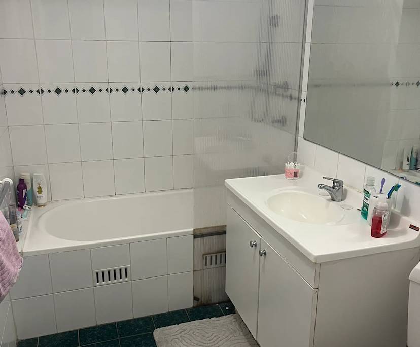 Furnished room in a flatshare