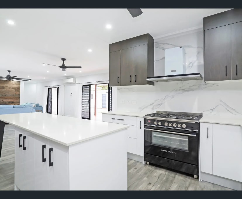 Room for Rent in Bayview Heights, Cairns 340, Fur...