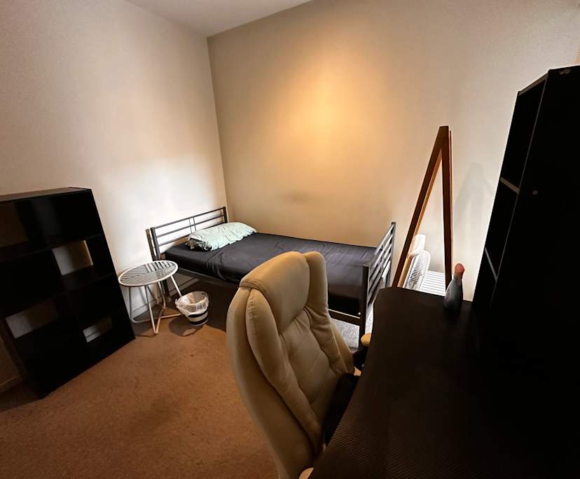 Furnished room in a flatshare