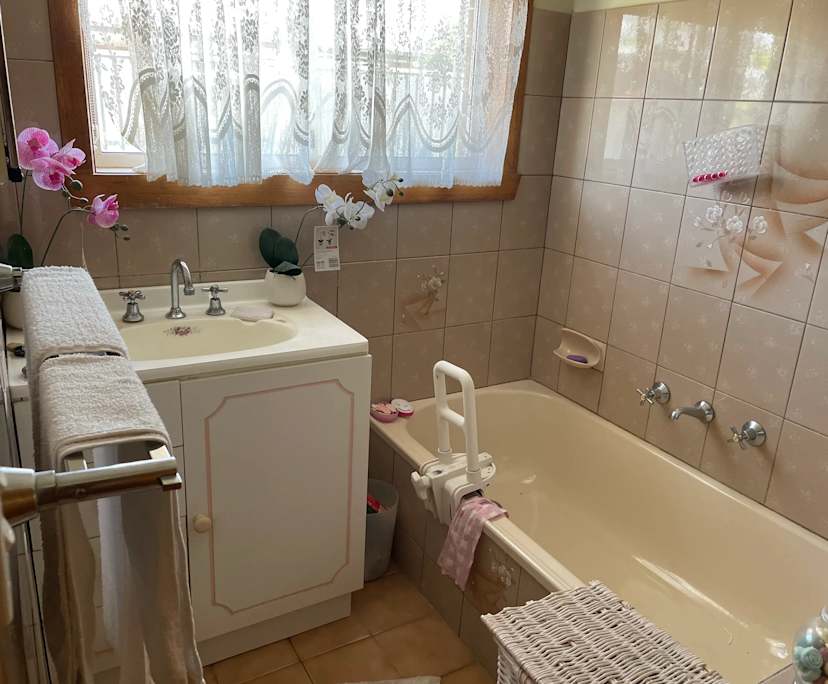 Furnished room in a flatshare