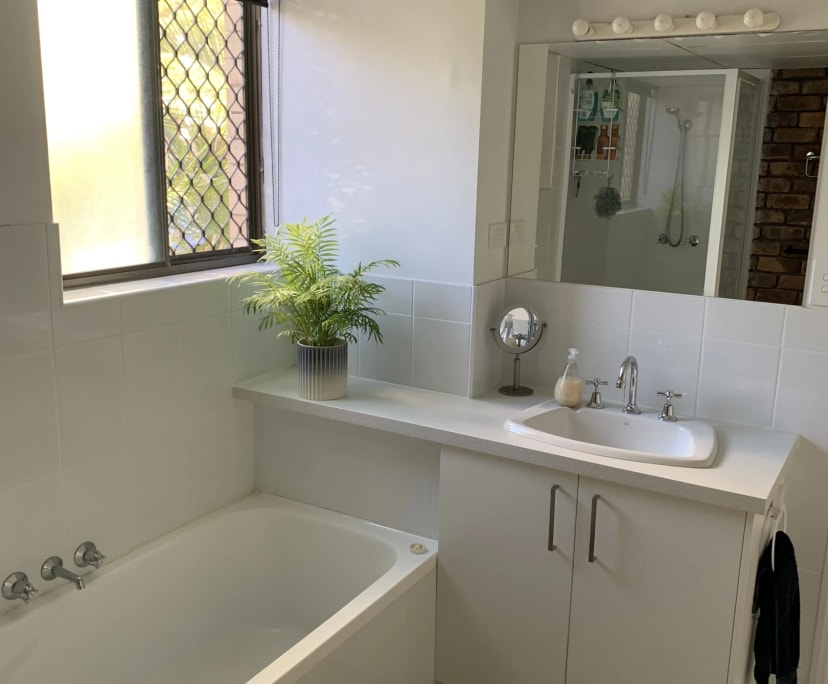 $350, Flatshare, 2 bathrooms, Main Beach QLD 4217