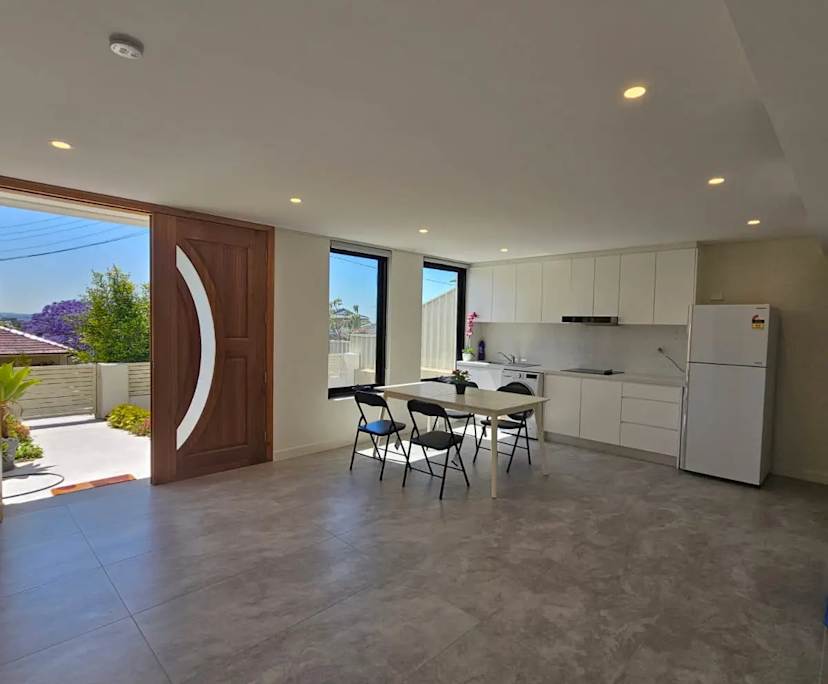 Furnished room with ensuite in a flatshare