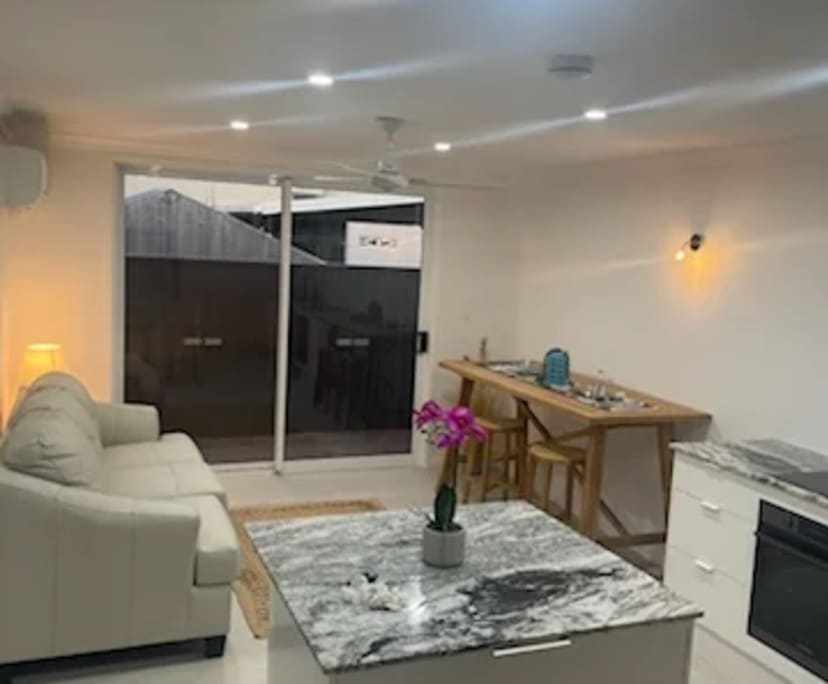 $500, Whole-property, 2 bathrooms, North Ward QLD 4810