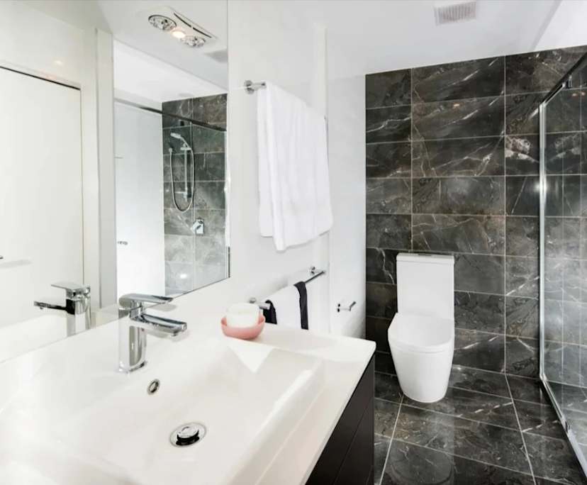 Furnished room with ensuite in a flatshare