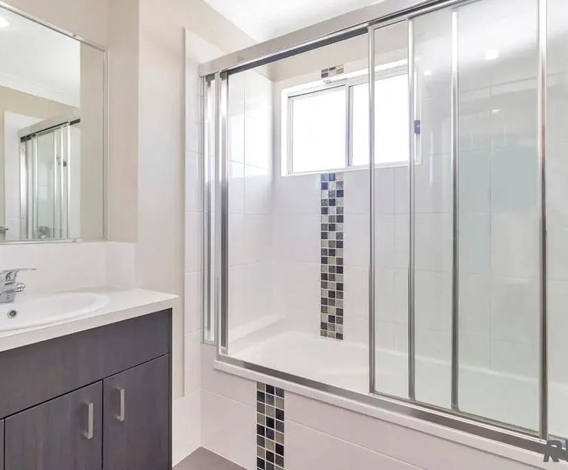 Unfurnished room in a flatshare
