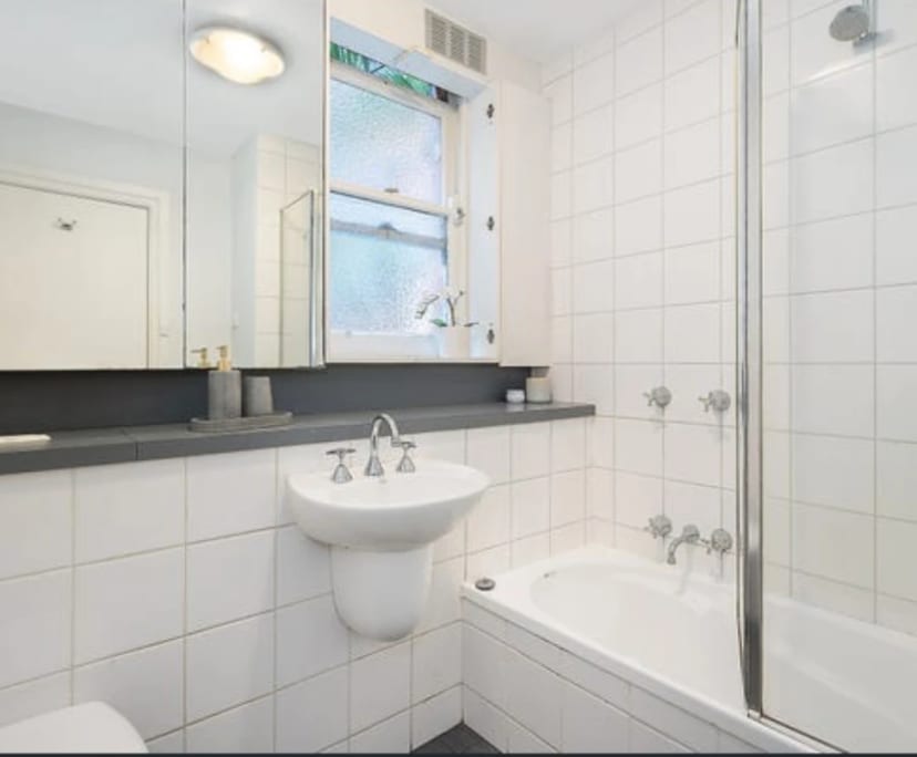 $330, Flatshare, 2 bathrooms, St Kilda VIC 3182