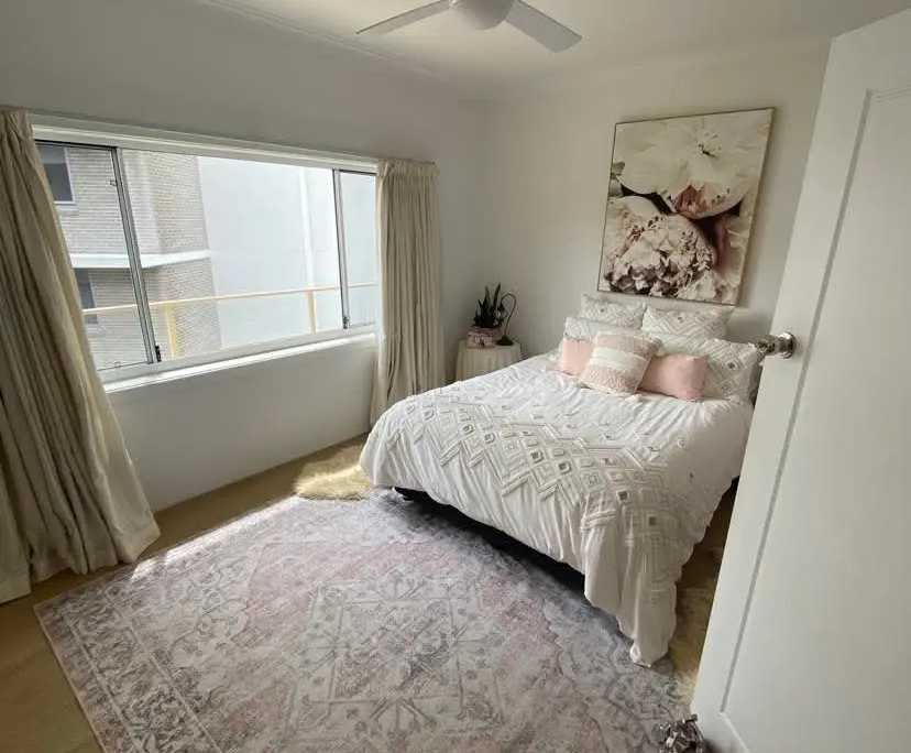 Furnished room in a flatshare