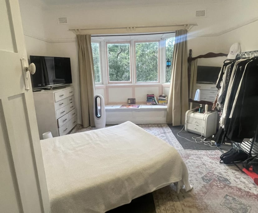 Furnished room in a flatshare