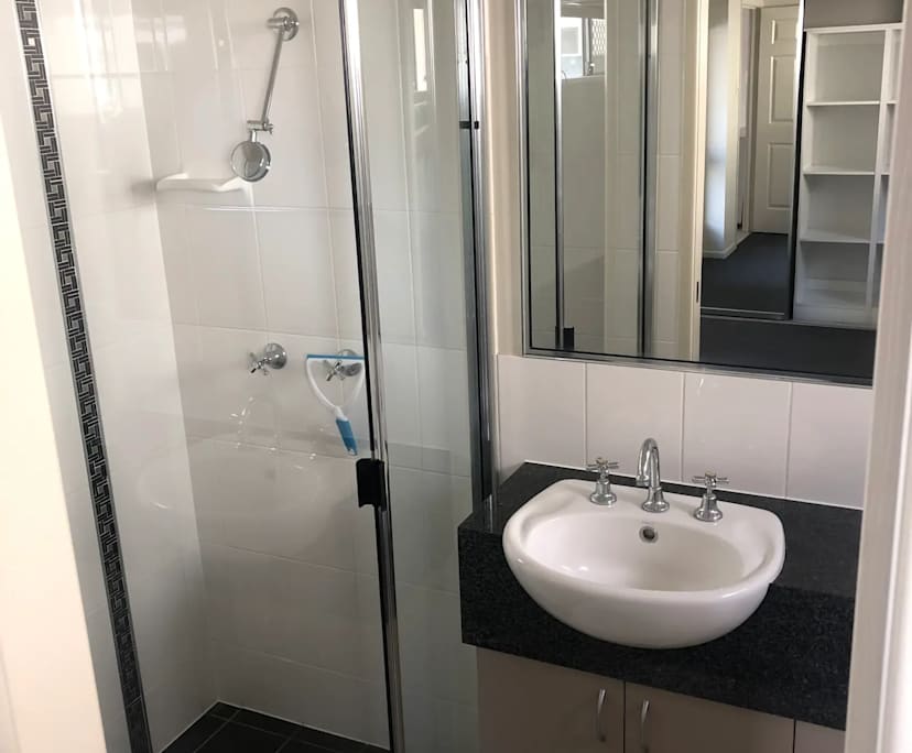 $300, Share-house, 4 bathrooms, Kirwan QLD 4817