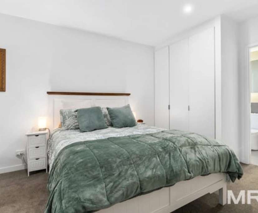 Furnished room with ensuite in a flatshare