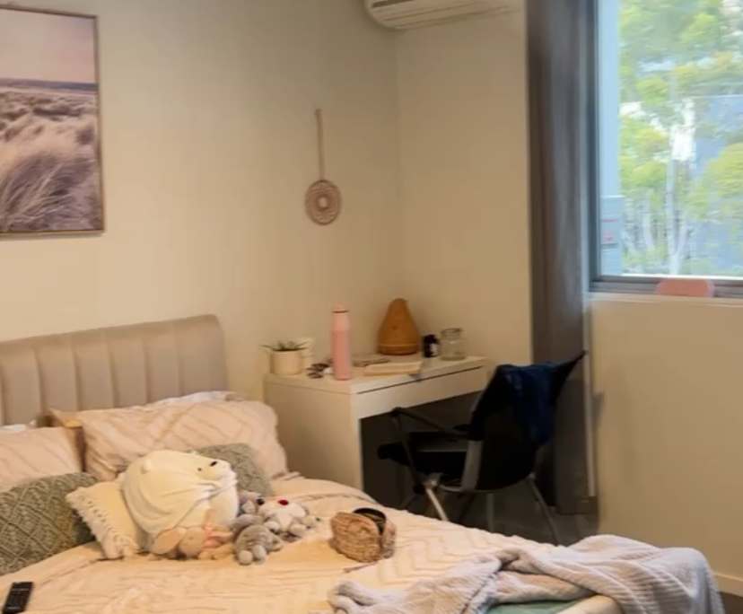 Furnished room with ensuite in a flatshare