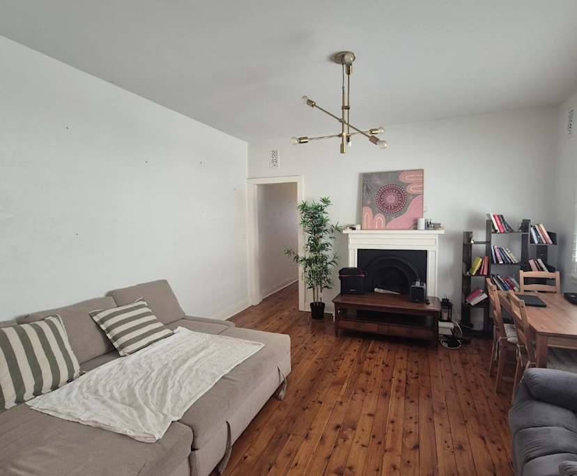 Furnished room in a flatshare
