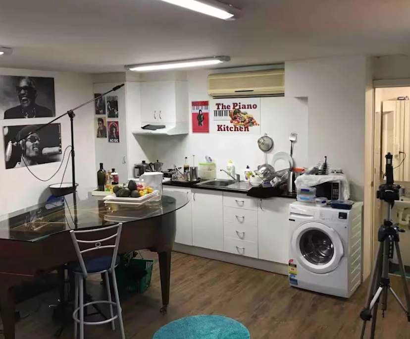Furnished room in a flatshare
