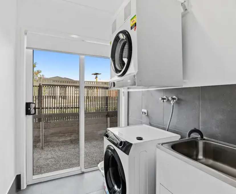 $300, Share-house, 3 bathrooms, White Rock QLD 4306