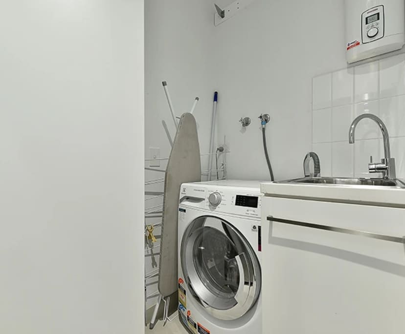 $725, 1-bed, 1 bathroom, Melbourne VIC 3004