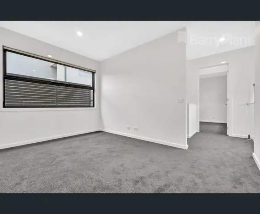 Unfurnished room with own bathroom