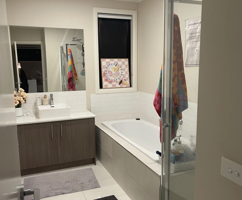 $200, Homestay, 4 bathrooms, Point Cook VIC 3030