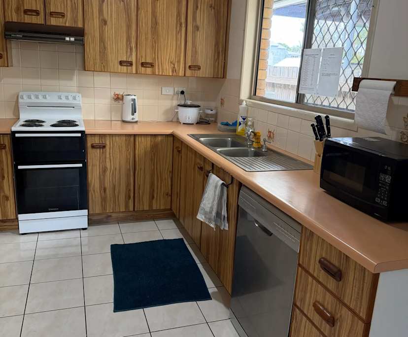 $280, Student-accommodation, 3 bathrooms, Allenstown QLD 4700