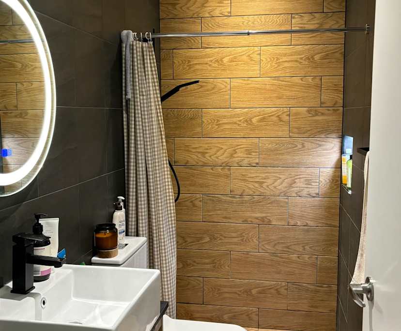 Furnished room with own bathroom