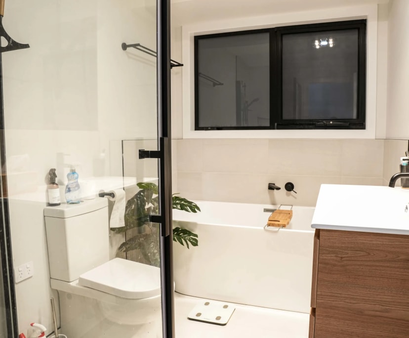 Furnished room with ensuite in a flatshare