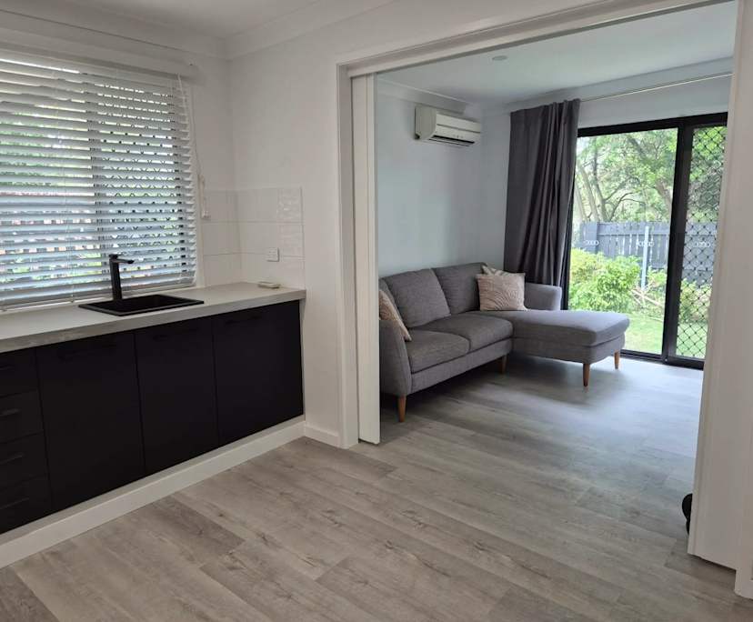 $500, Granny-flat, 1 bathroom, Holland Park West QLD 4121
