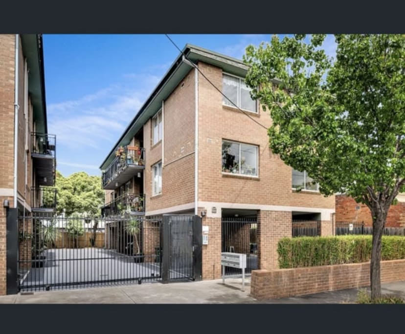 Unfurnished room studio flat for rent