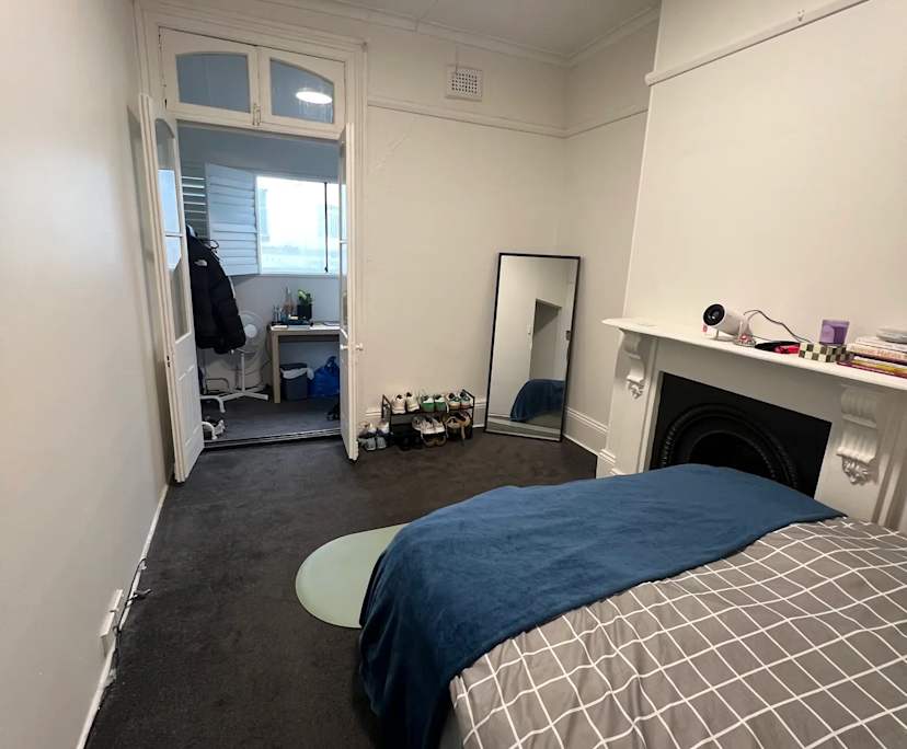Furnished room in a flatshare