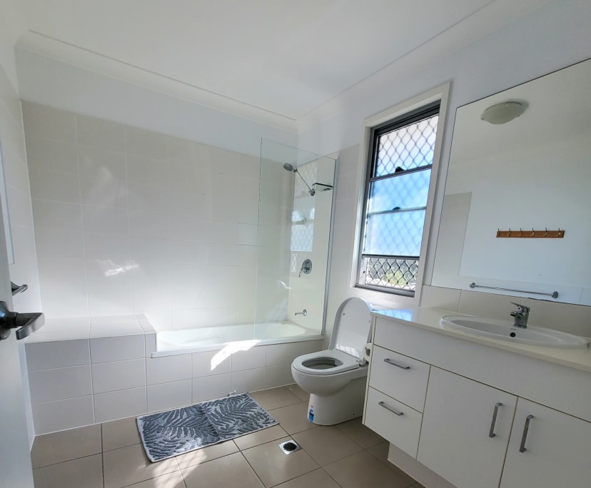 $290, Share-house, 3 bathrooms, Pacific Pines QLD 4211