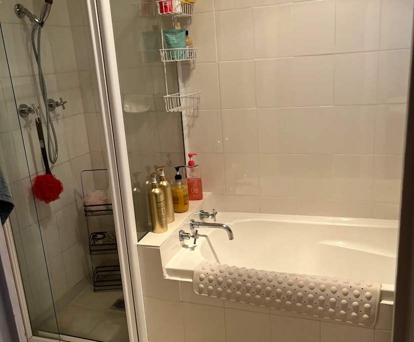 Furnished room in a flatshare