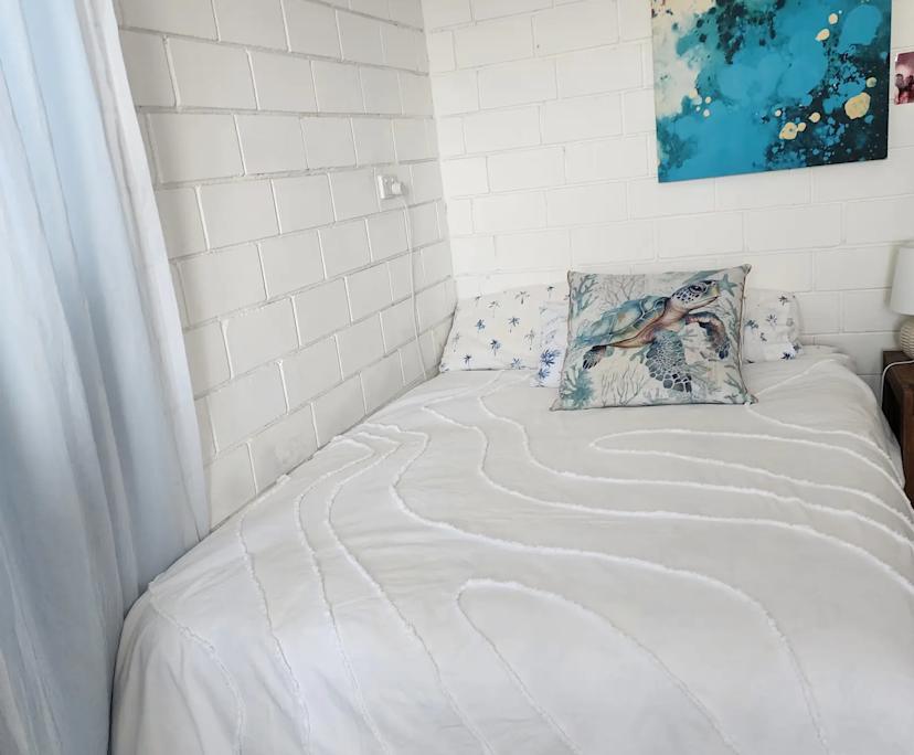 $350, Homestay, 3 bathrooms, Airlie Beach QLD 4802