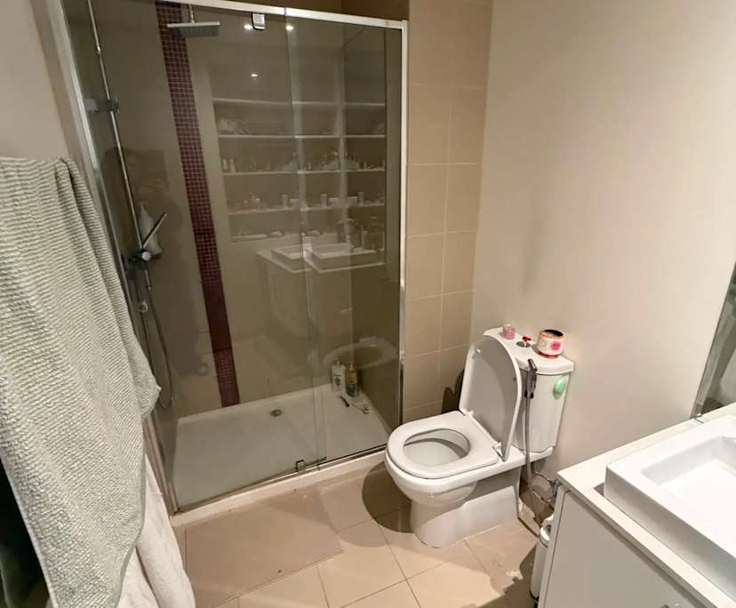 Furnished room with ensuite in a flatshare