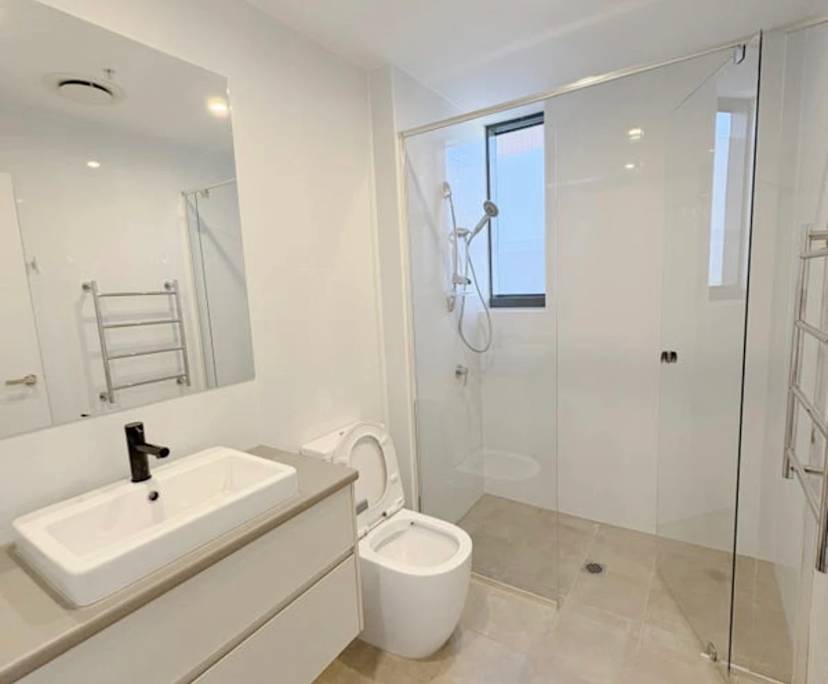 Furnished room with ensuite in a flatshare