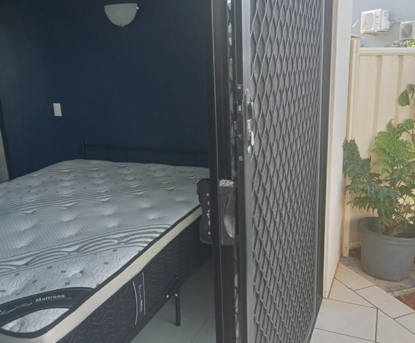 $350, Flatshare, 3 bathrooms, Meikleville Hill QLD 4703