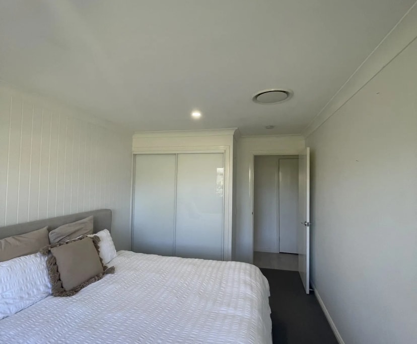 Room for Rent in Mermaid Waters, Gold Coast 280,