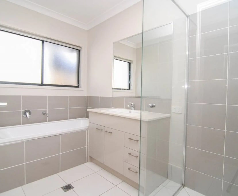 $300, Homestay, 4 bathrooms, Maudsland QLD 4210