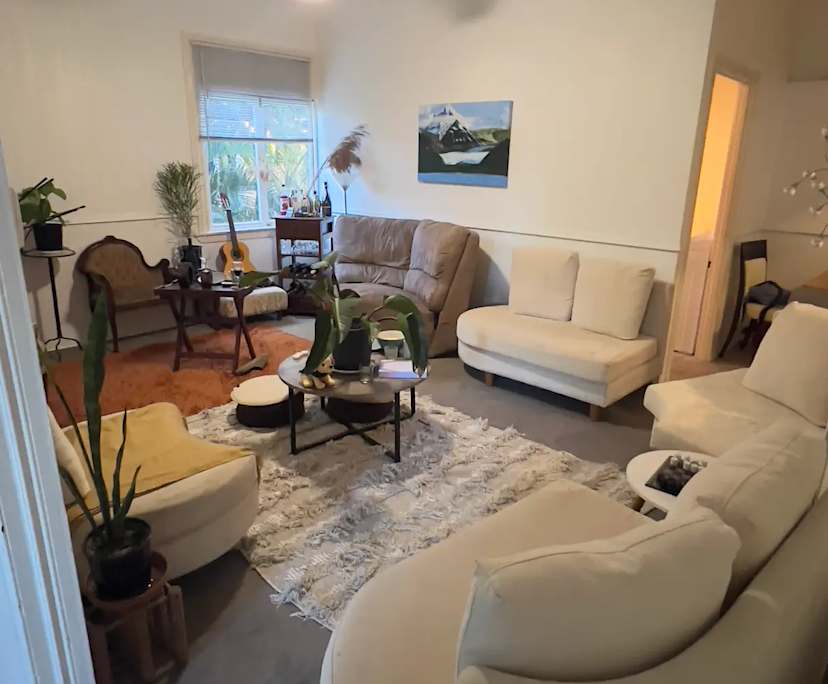 Furnished room in a flatshare