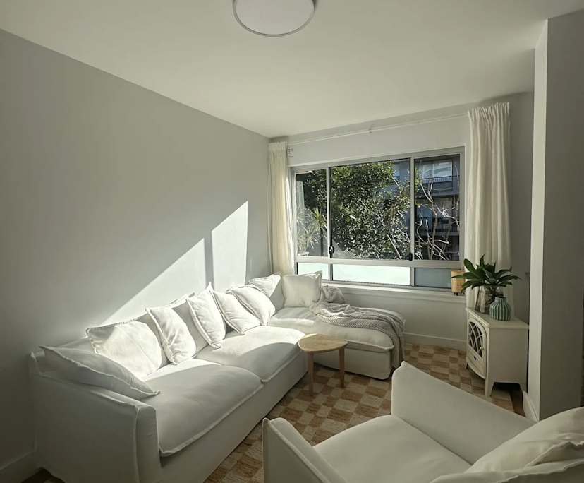 Furnished room in a flatshare