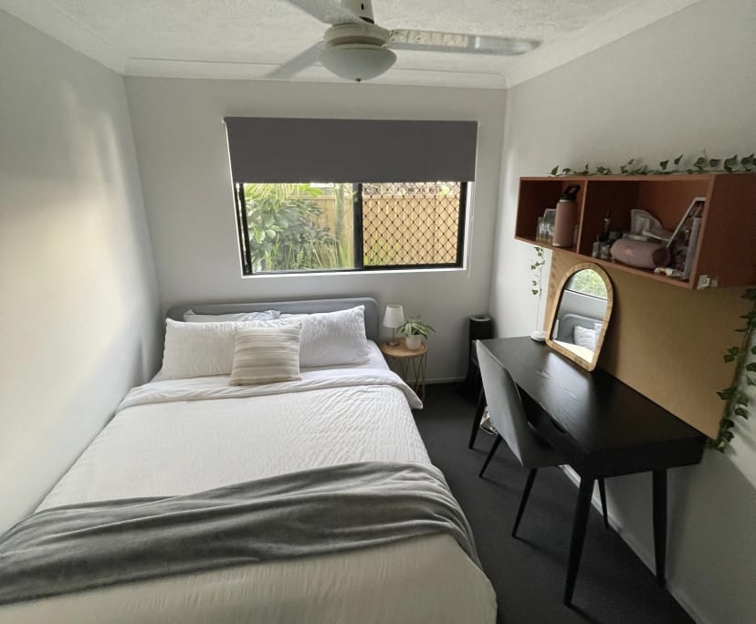 Furnished room with ensuite in a flatshare