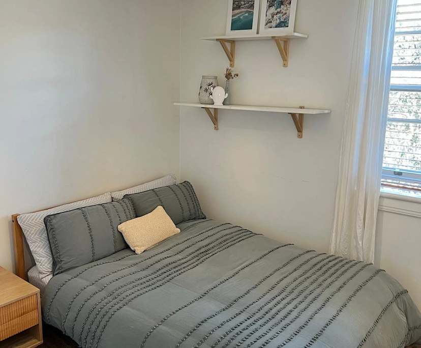 Furnished room in a flatshare