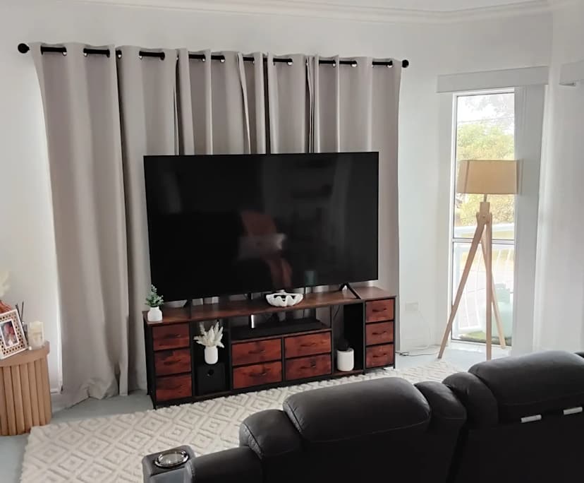 $300, Flatshare, 2 bathrooms, Paradise Point QLD 4216